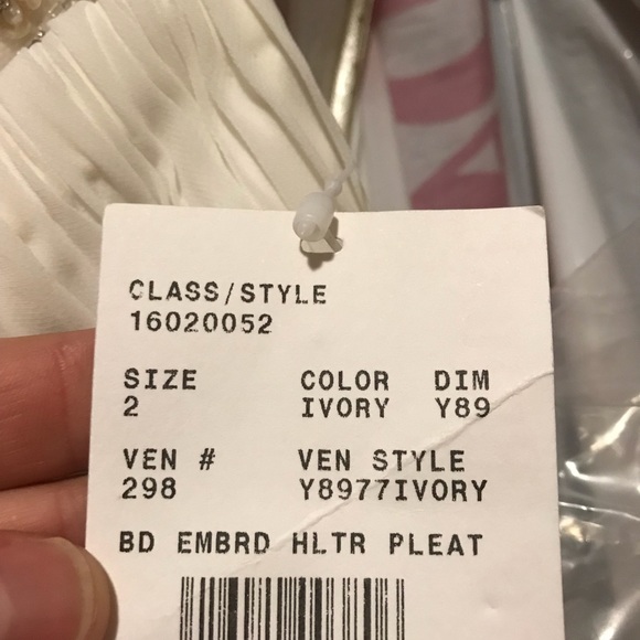 Never worn! Wedding dress- simple yet elegant. - Picture 1 of 2